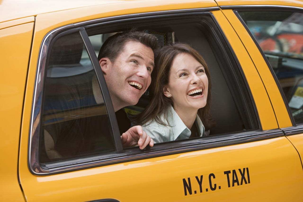 Таксист подвез девушку. Пассажир такси. Пассажир автомобиля. Поездка в такси. Экскурсия про такси.